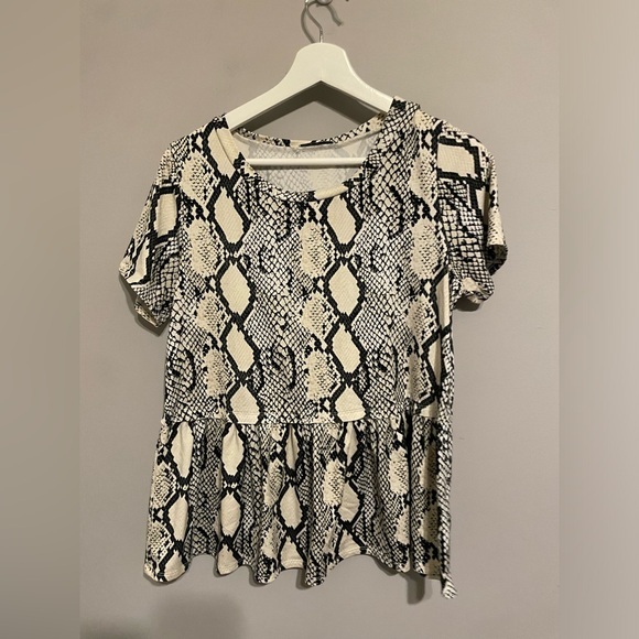 entro Tops - Jodifl Snakeskin‎ Print Short Sleeve Peplum Top Small